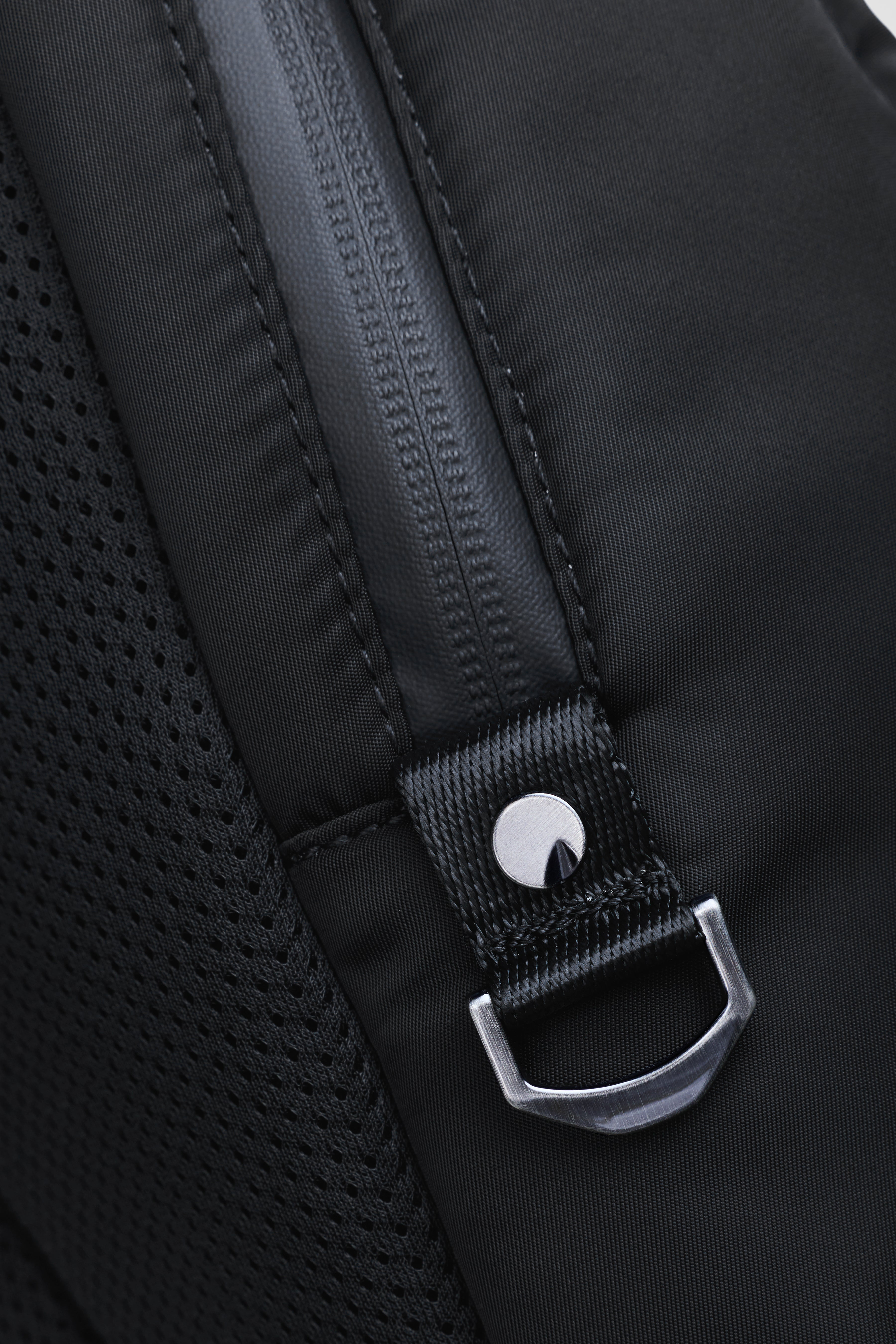 RAINS Delphi Backpack Black 30L H28.50 x D14 x W47.50 cm Backpack