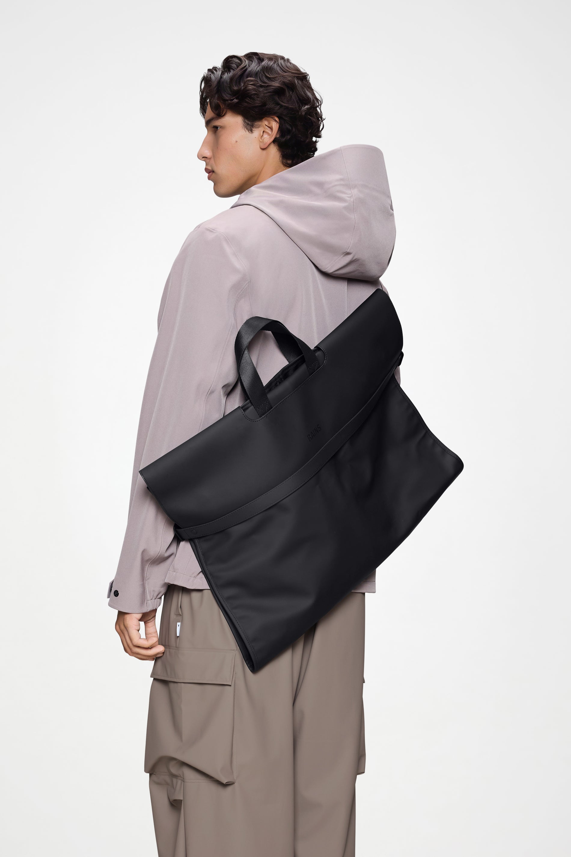 RAINS OTG Suitbag Black 23L H132 x D3 x W60 cm Messenger